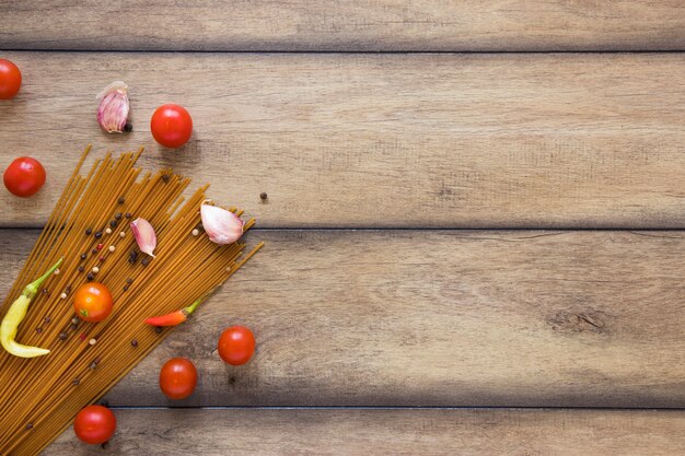 Pasta y verduras con espacio de copia