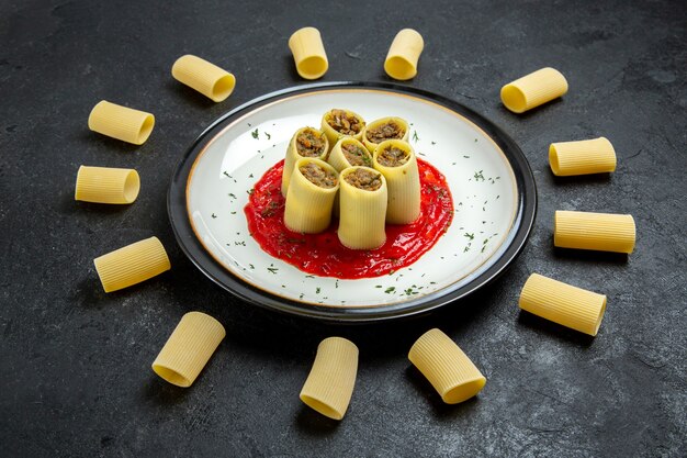 Pasta de vista frontal con carne y salsa de tomate en espacio gris