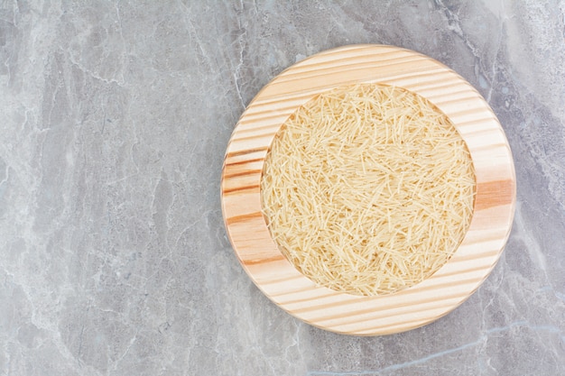 Pastas de arroz en bandeja de madera redonda