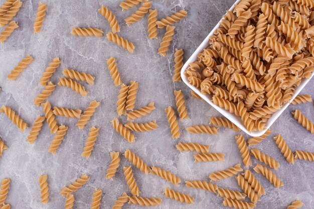 Pastas en una bandeja de cerámica blanca sobre el mármol