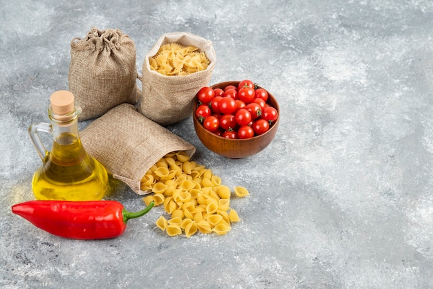 Pastas en bolsitas rústicas acompañadas de tomates cherry, chiles y aceite de oliva.