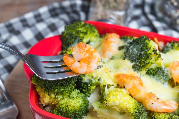 Pastas de camarones, brócoli, camarones