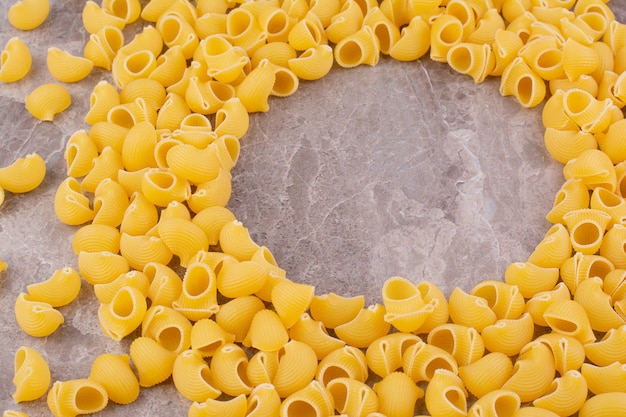 Pastas caseras aisladas en el espacio de mármol gris.