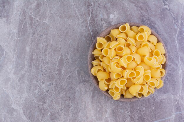 Pastas caseras aisladas en el espacio de mármol gris.