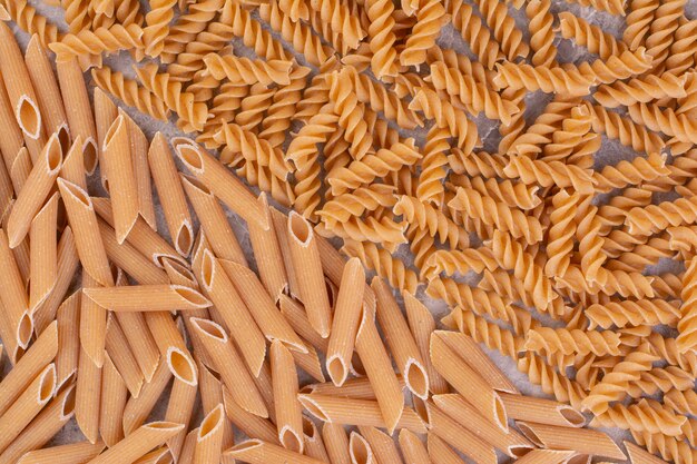 Pastas caseras aisladas en espacio de mármol.