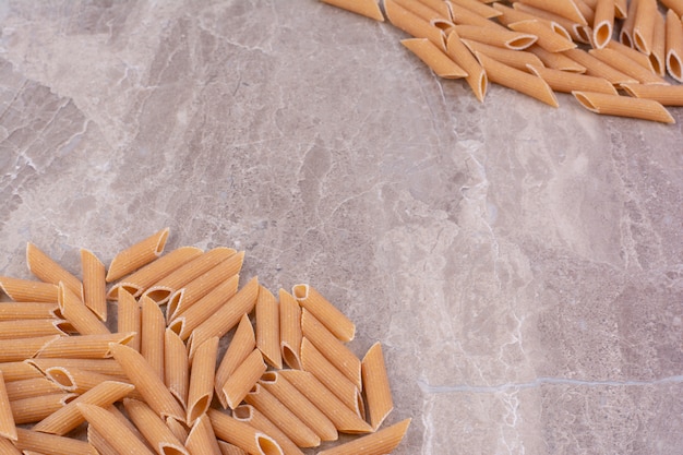 Pastas caseras aisladas en espacio de mármol.