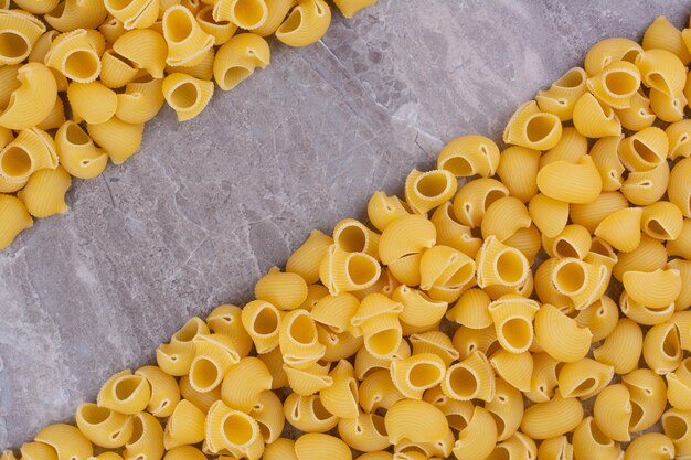 Pastas caseras crudas aisladas en la superficie de mármol