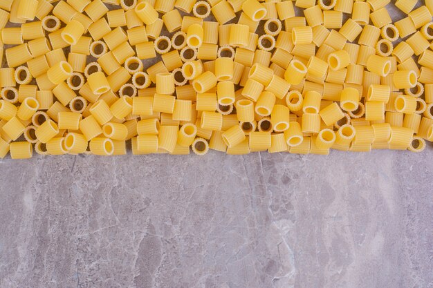 Pastas caseras crudas aisladas en la superficie de mármol