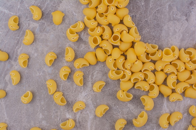 Pastas caseras crudas aisladas en la superficie de mármol