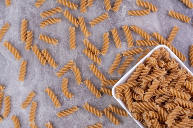 Foto gratuita pastas caseras en espiral en un plato de cerámica blanca.