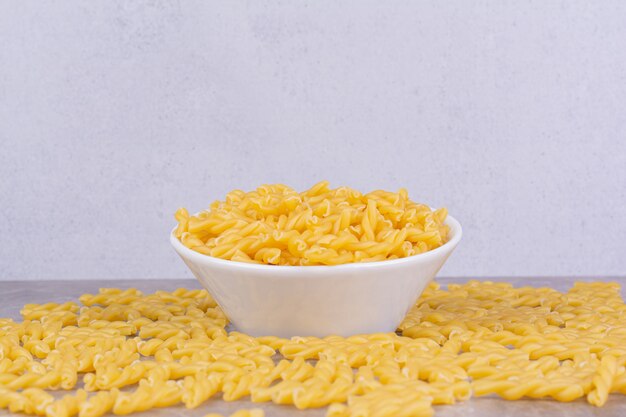 Pastas caseras en una taza de cerámica blanca