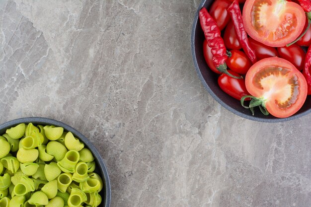 Pastas caseras verdes con chiles y tomates.