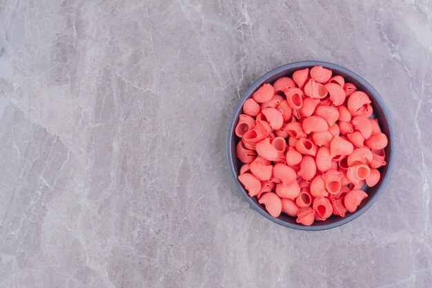 Pastas de color rojo en una sartén metálica negra