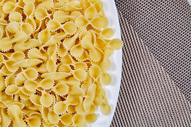 Foto gratuita pastas crudas en un plato blanco. de cerca