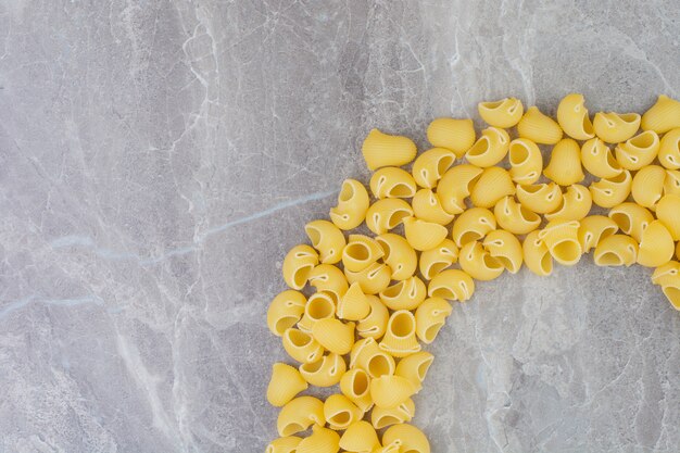 Pastas esparcidas sobre la superficie de mármol gris