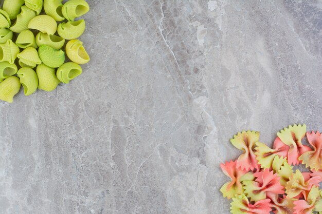 Pastas multicolores aislado en mármol gris