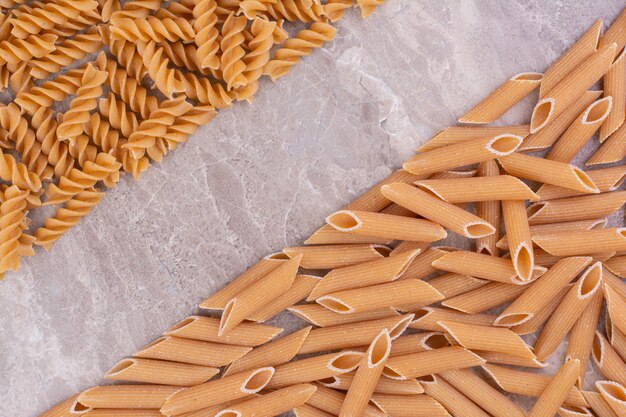 Pastas orgánicas caseras aisladas en la superficie de mármol