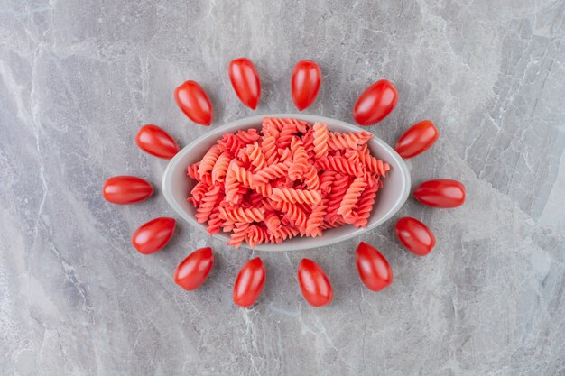 Pastas rojas en salsa de tomate con tomates cherry alrededor