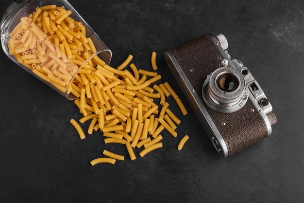 Pastas de una taza de vidrio.