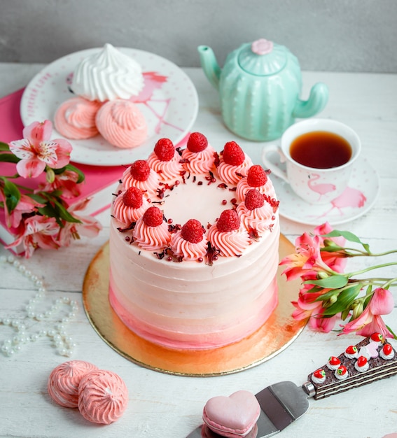 Pastel aceitado con crema blanca y adornado con fresas