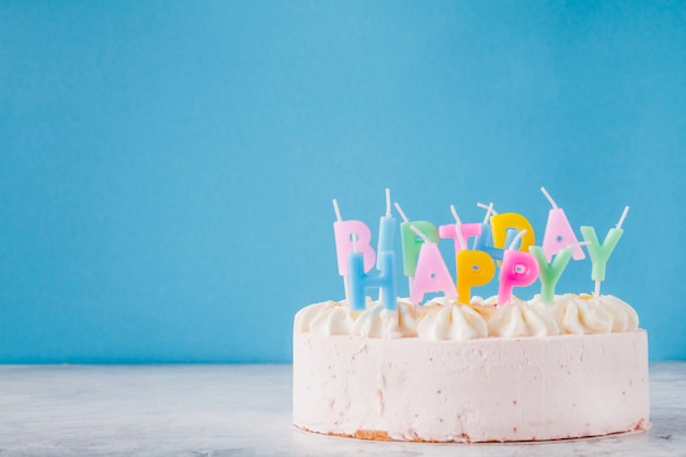 Pastel adornado con escritura feliz cumpleaños