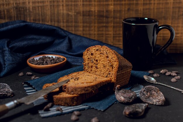 Pastel al horno y taza de chocolate caliente.