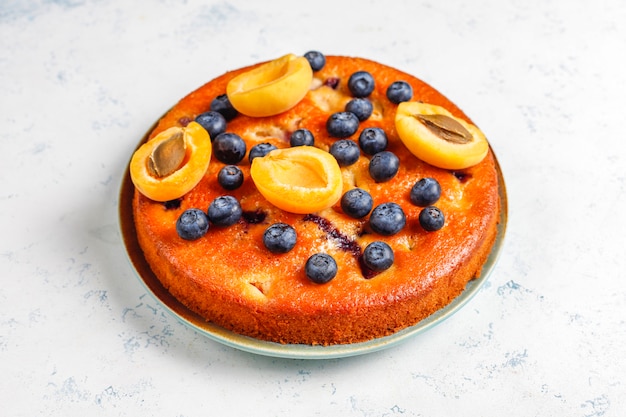 Foto gratuita pastel de albaricoque y arándanos con arándanos frescos y frutas de albaricoque.