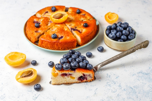 Pastel de albaricoque y arándanos con arándanos frescos y frutas de albaricoque.