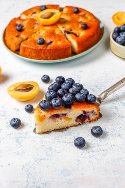 Pastel de albaricoque y arándanos con arándanos frescos y frutas de albaricoque.