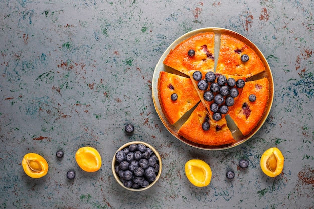 Foto gratuita pastel de albaricoque y arándanos con arándanos frescos y frutas de albaricoque.