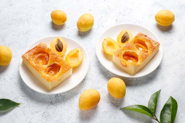 Pastel de albaricoque de verano con albaricoques frescos