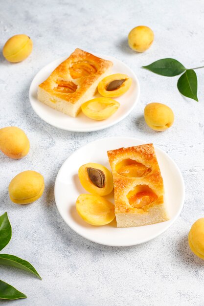 Pastel de albaricoque de verano con albaricoques frescos