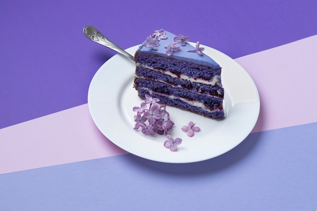 Foto gratuita pastel de alto ángulo con flores en un plato