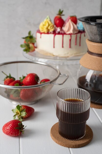 Pastel de alto ángulo y fresas en un tazón