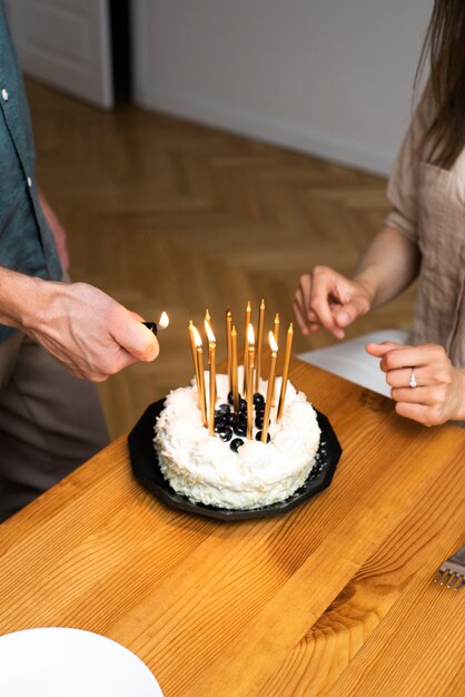 Pastel de alto ángulo con velas.