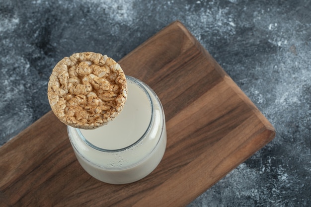 Foto gratuita pastel de arroz con leche fresca sobre tabla de madera