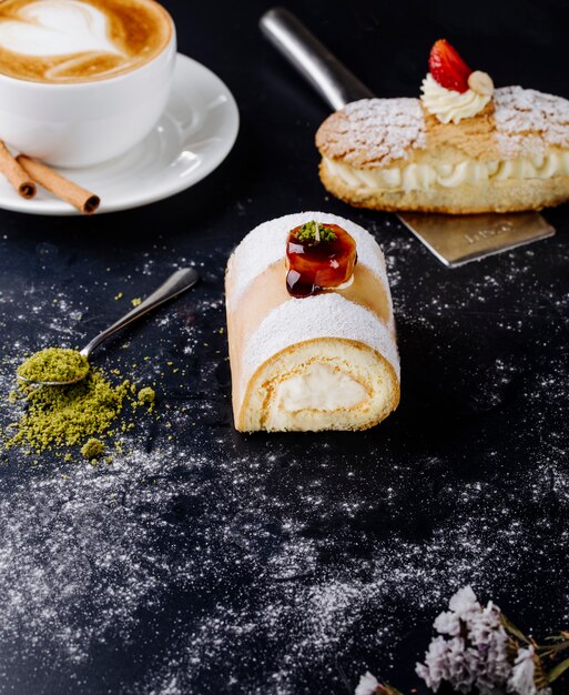 Pastel con azúcar en polvo y una taza de capuchino sobre la mesa