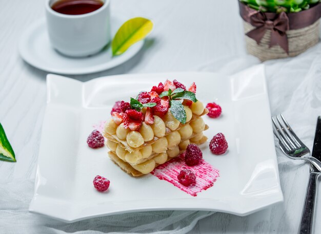 pastel con bayas frescas en la mesa