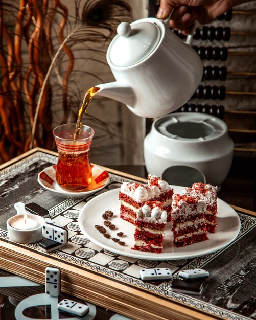 pastel de bayas con vista lateral de té