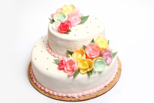 Pastel de boda con flores de colores