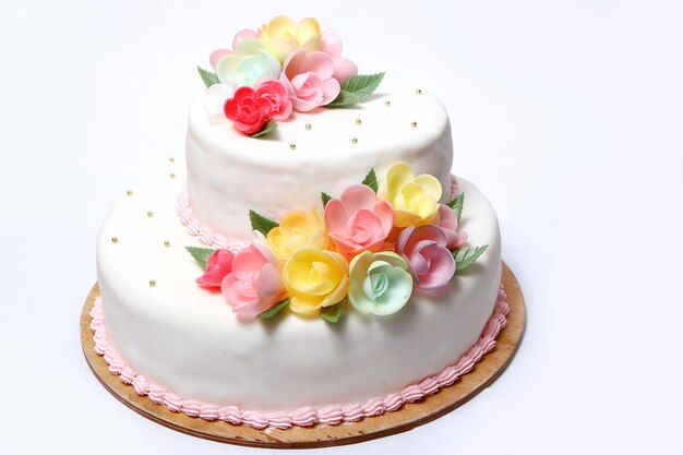 Pastel de boda con flores de colores