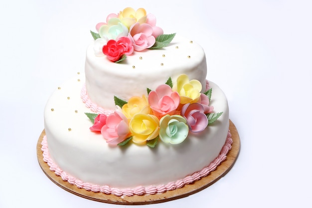 Pastel de boda con flores de colores