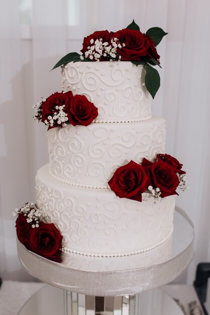 Pastel de bodas decorado con rosas rojas