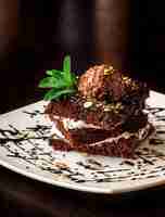 Foto gratuita pastel de brownie de chocolate con una bola de helado.