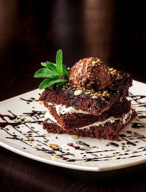 Pastel de brownie de chocolate con una bola de helado.