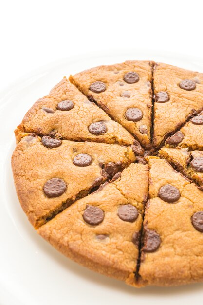 Pastel de brownies de chocolate en plato blanco