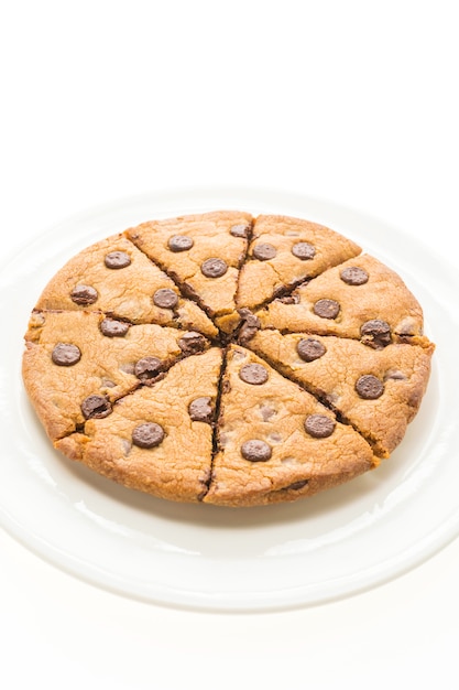 Pastel de brownies de chocolate en plato blanco