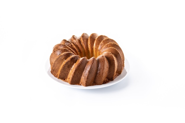 Pastel bundt tradicional con pasas aislado sobre fondo blanco.