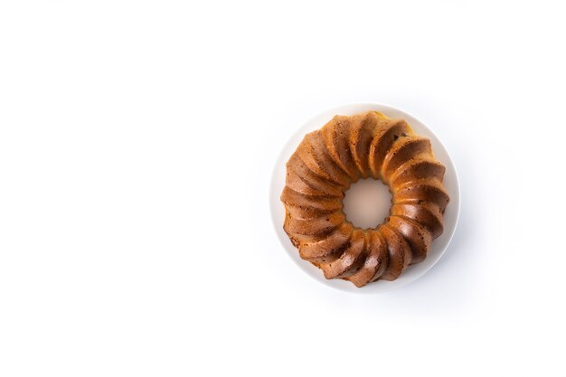 Pastel bundt tradicional con pasas aislado sobre fondo blanco.