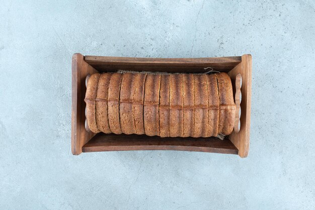 Pastel de cacao casero en caja de madera.